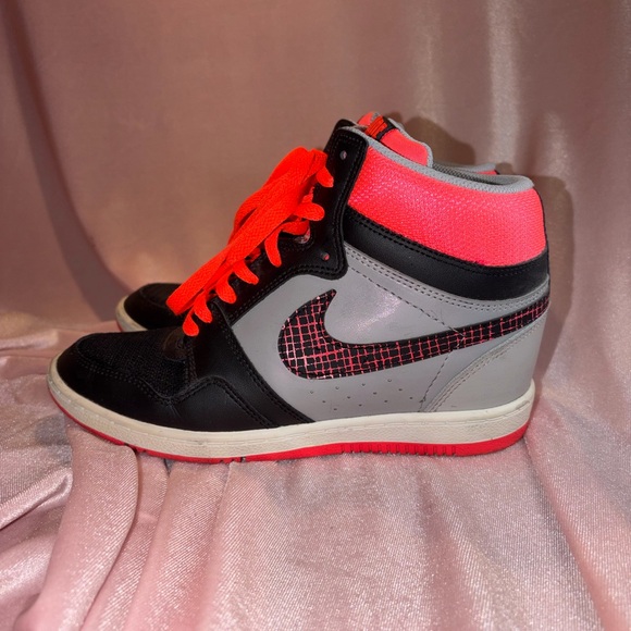 2013 Authentic Nike Air Force 1 Mid “Hyper Pink” – Women’s 8.5 (629746-003) - Picture 3 of 6